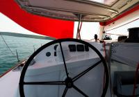 trimaran flerskrogsbåd sejlbåd neel 45 skipper cockpit rat instruments gibb
